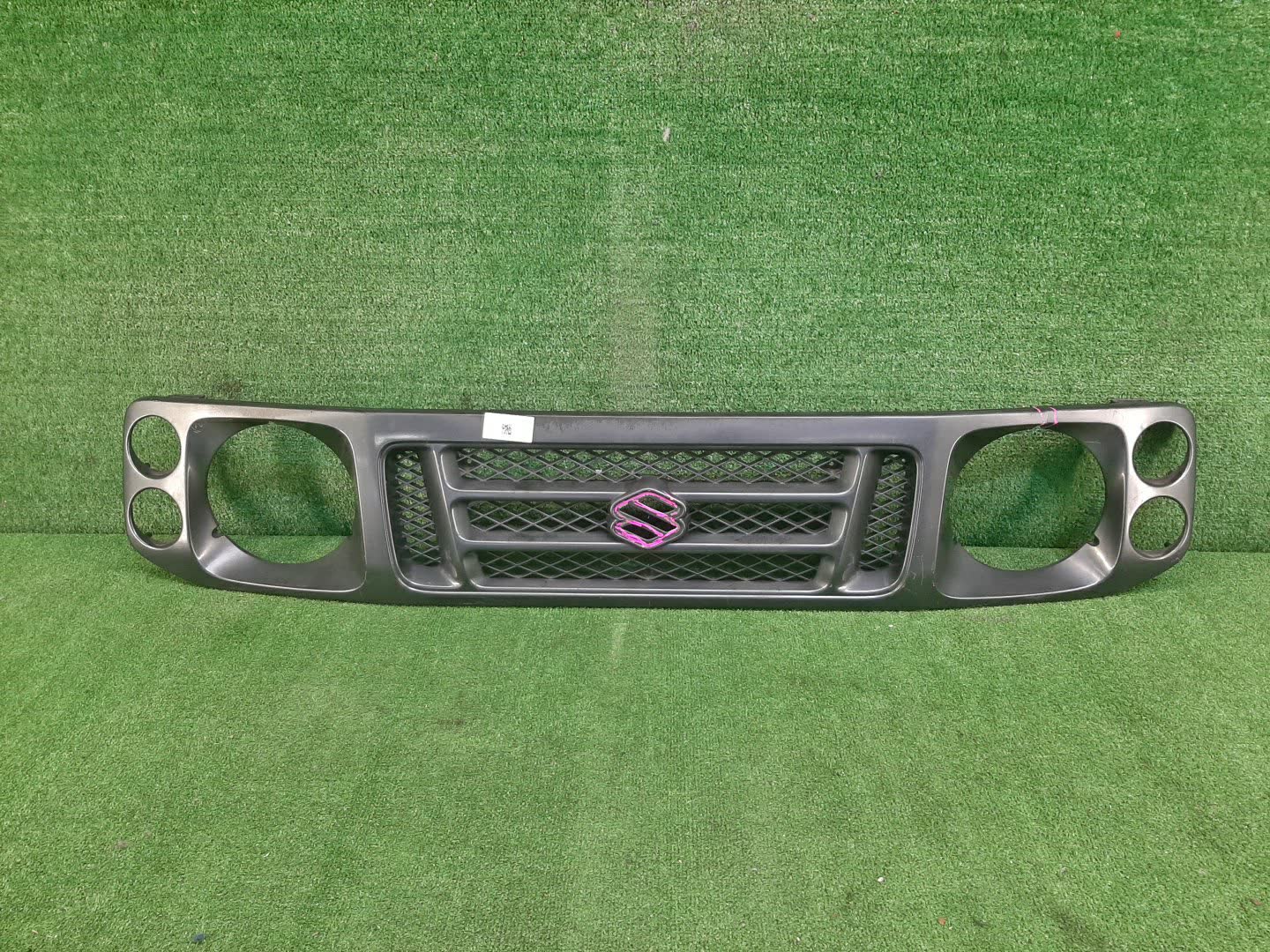 Решетка радиатора SUZUKI JIMNY JB32W, JA22W, JA11V, JB31W, JA12W 1 ракурс Решетка радиатора SUZUKI JIMNY JB32W, JA22W, JA11V, JB31W, JA12W 1 ракурс