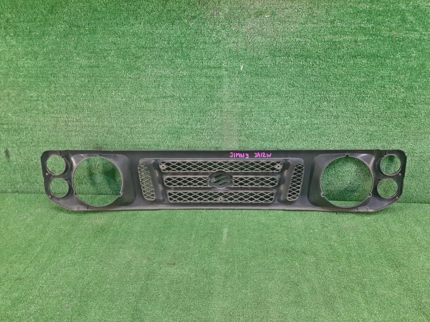 Решетка радиатора SUZUKI JIMNY JB32W, JA22W, JA11V, JB31W, JA12W 3 ракурс