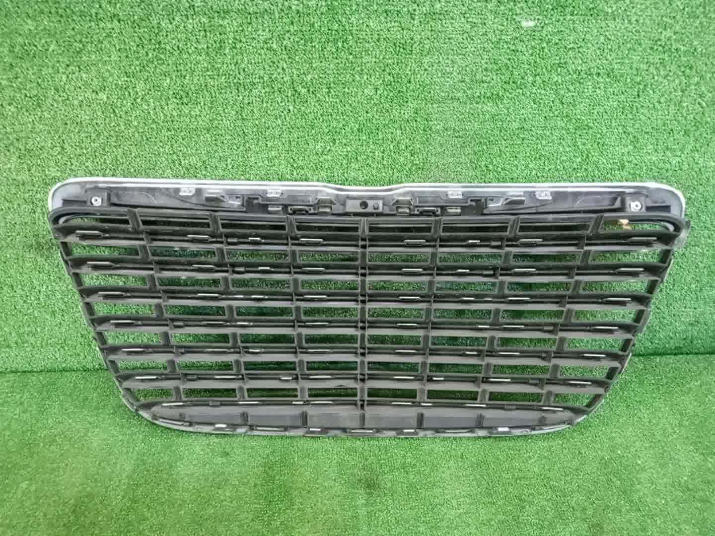 Решетка радиатора CHRYSLER 300C LD 2 ракурс