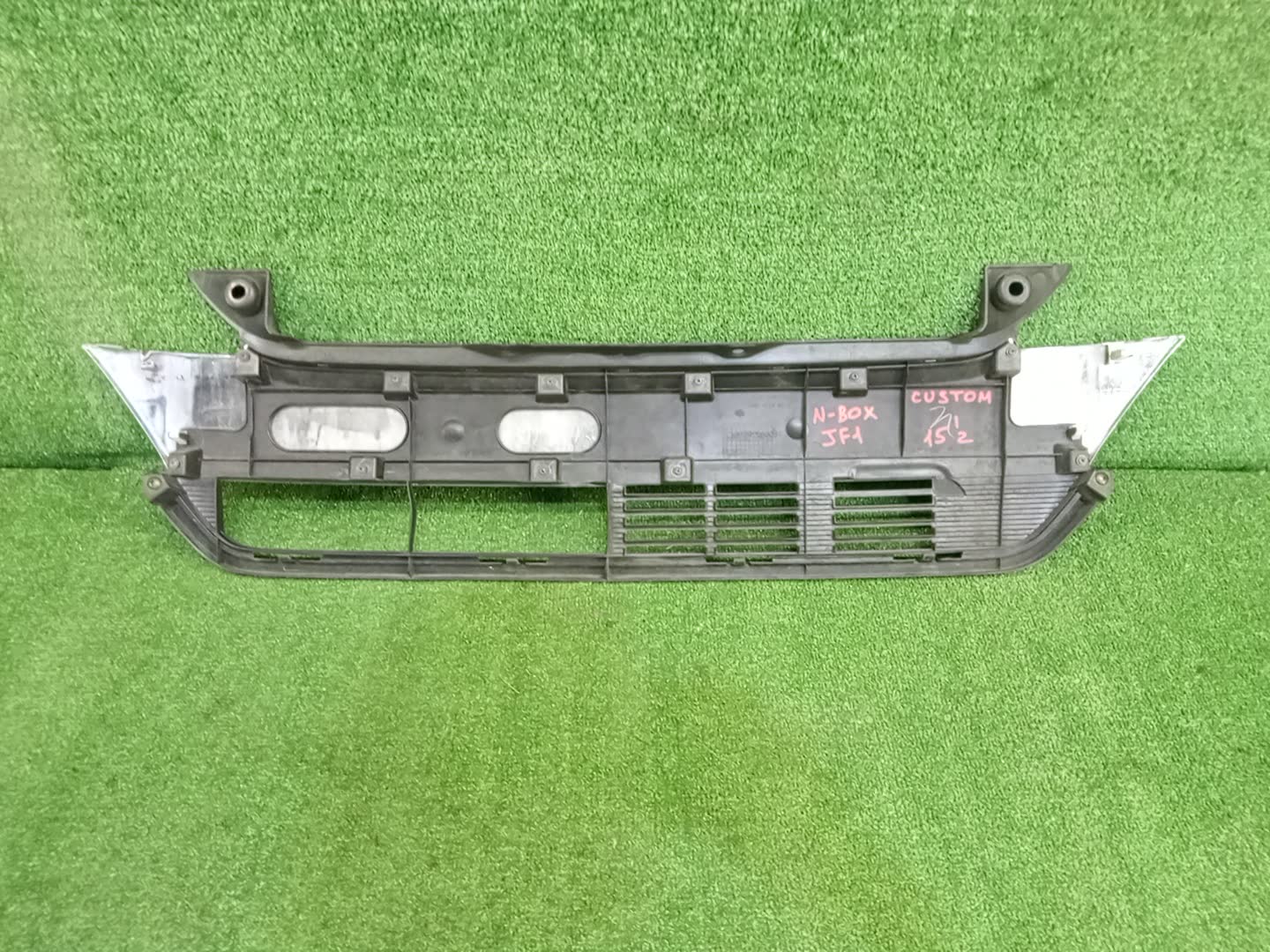 Решетка радиатора HONDA N-BOX JF1 71121-TY0-N010 2 ракурс