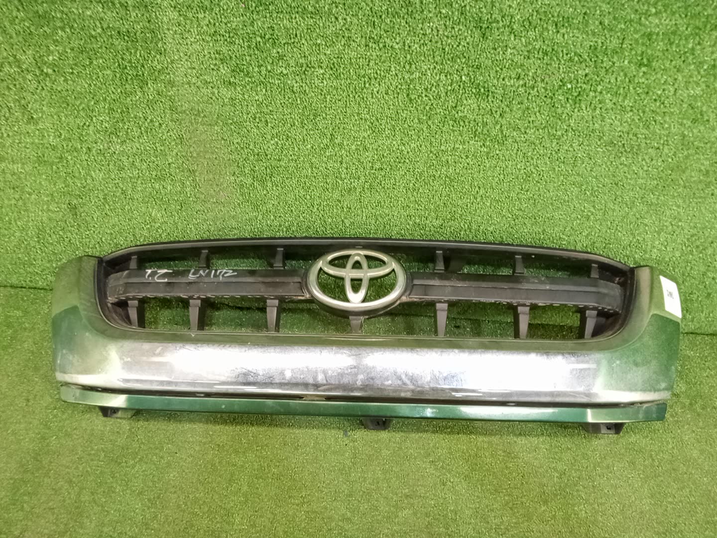 Решетка радиатора TOYOTA HILUX LN172 53100-35800 1 ракурс Решетка радиатора TOYOTA HILUX LN172 53100-35800 1 ракурс