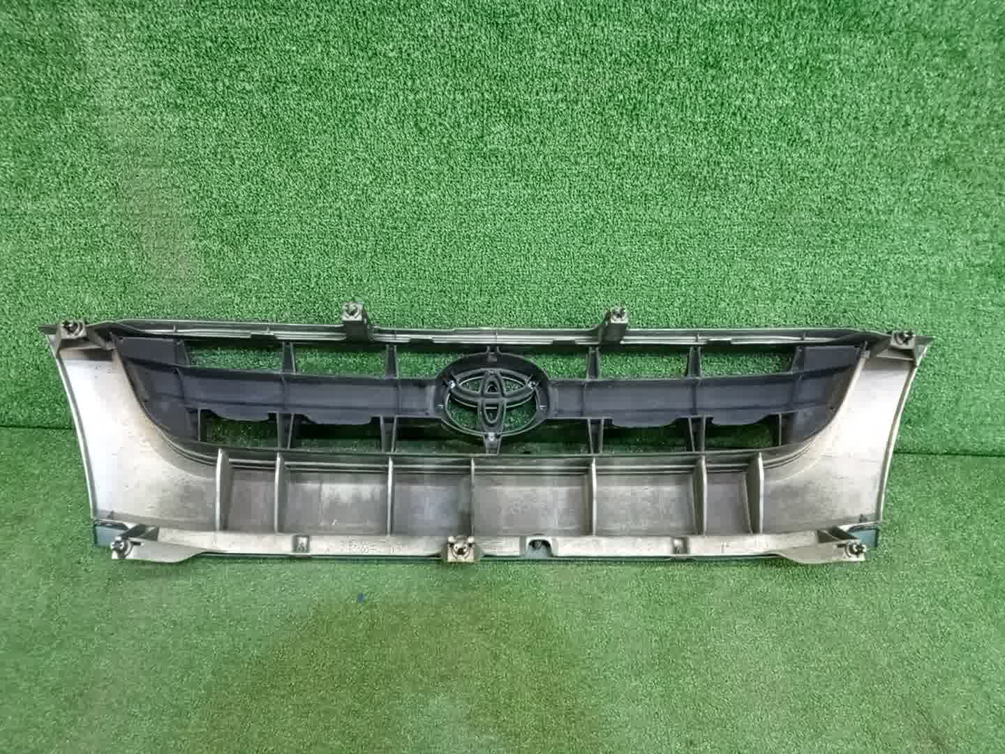 Решетка радиатора TOYOTA HILUX LN172 53100-35800 2 ракурс