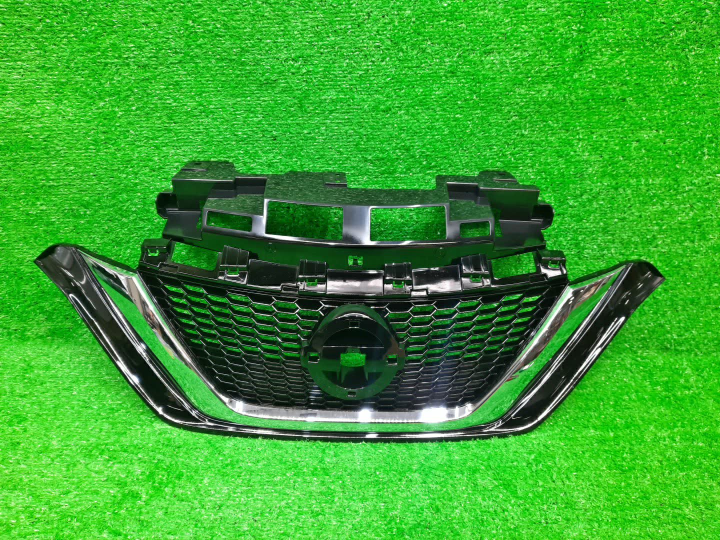 Решетка радиатора NISSAN NOTE E12 62310-5WJ0B 1 ракурс