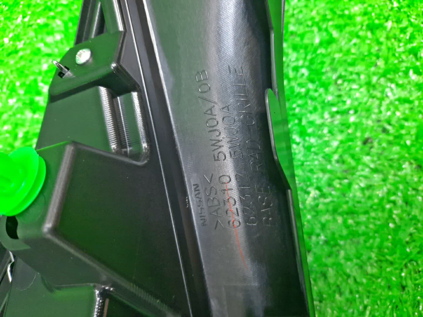 Решетка радиатора NISSAN NOTE E12 62310-5WJ0B 3 ракурс