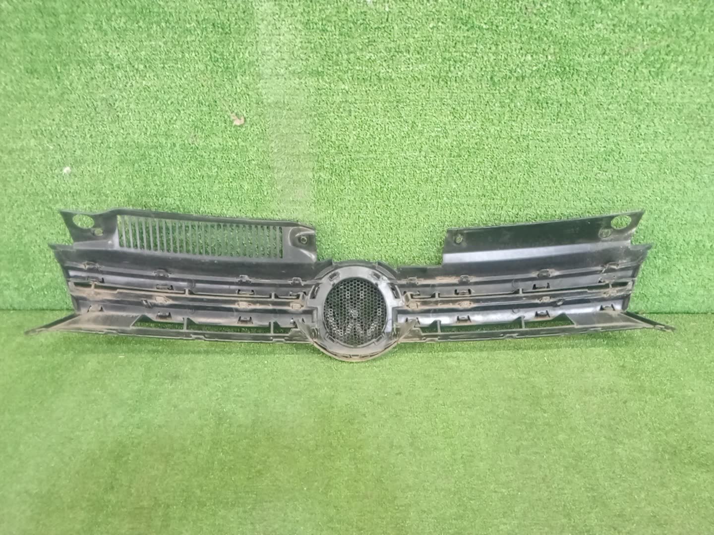 Решетка радиатора VOLKSWAGEN GOLF 5K1 1KG853651/651A 4 ракурс