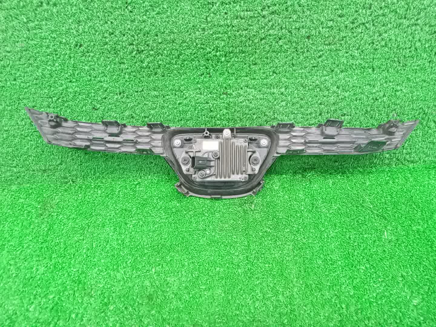 Решетка радиатора TOYOTA COROLLA ZWE211, ZRE212, NRE210, ZWE214, ZWE214W, ZWE211W, NRE210W, ZRE212W 53111-12F30/88210-33120 2 ракурс