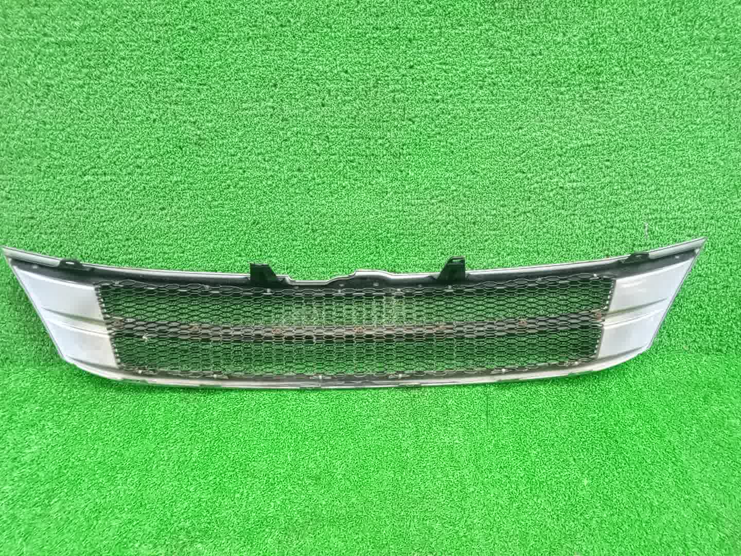 Решетка радиатора TOYOTA ISIS ZNM10, ZNM10W, ANM10, ANM10W, ANM15, ANM15W, ZGM10, ZGM10W, ZGM11, ZGM11W, ZGM15, ZGM15W, ANM10G, ZGM10G, ANM15G, ZNM10G, ZGM11G, ZGM15G 4 ракурс