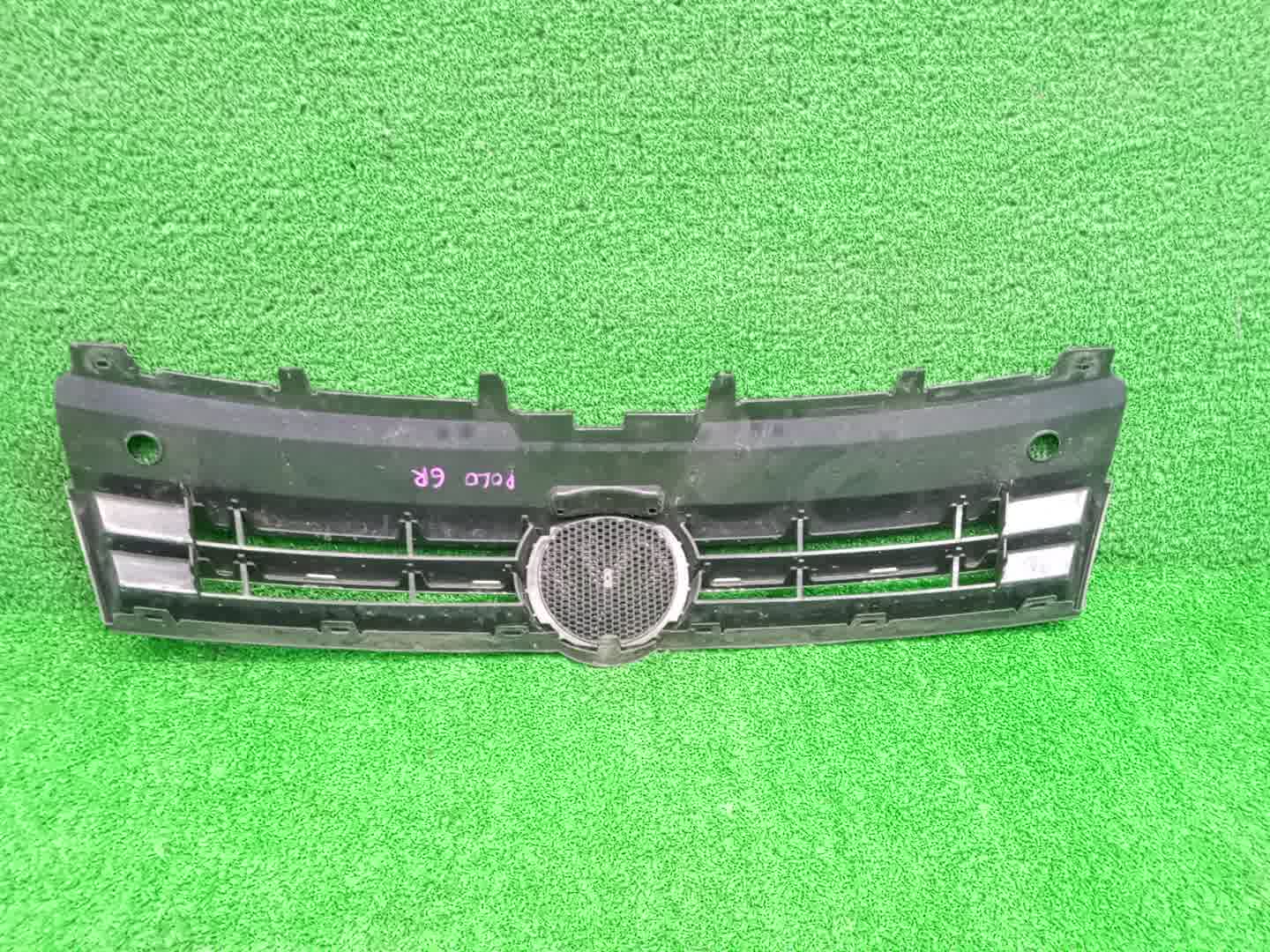 Решетка радиатора VOLKSWAGEN POLO 6R1 6R0853653 2 ракурс