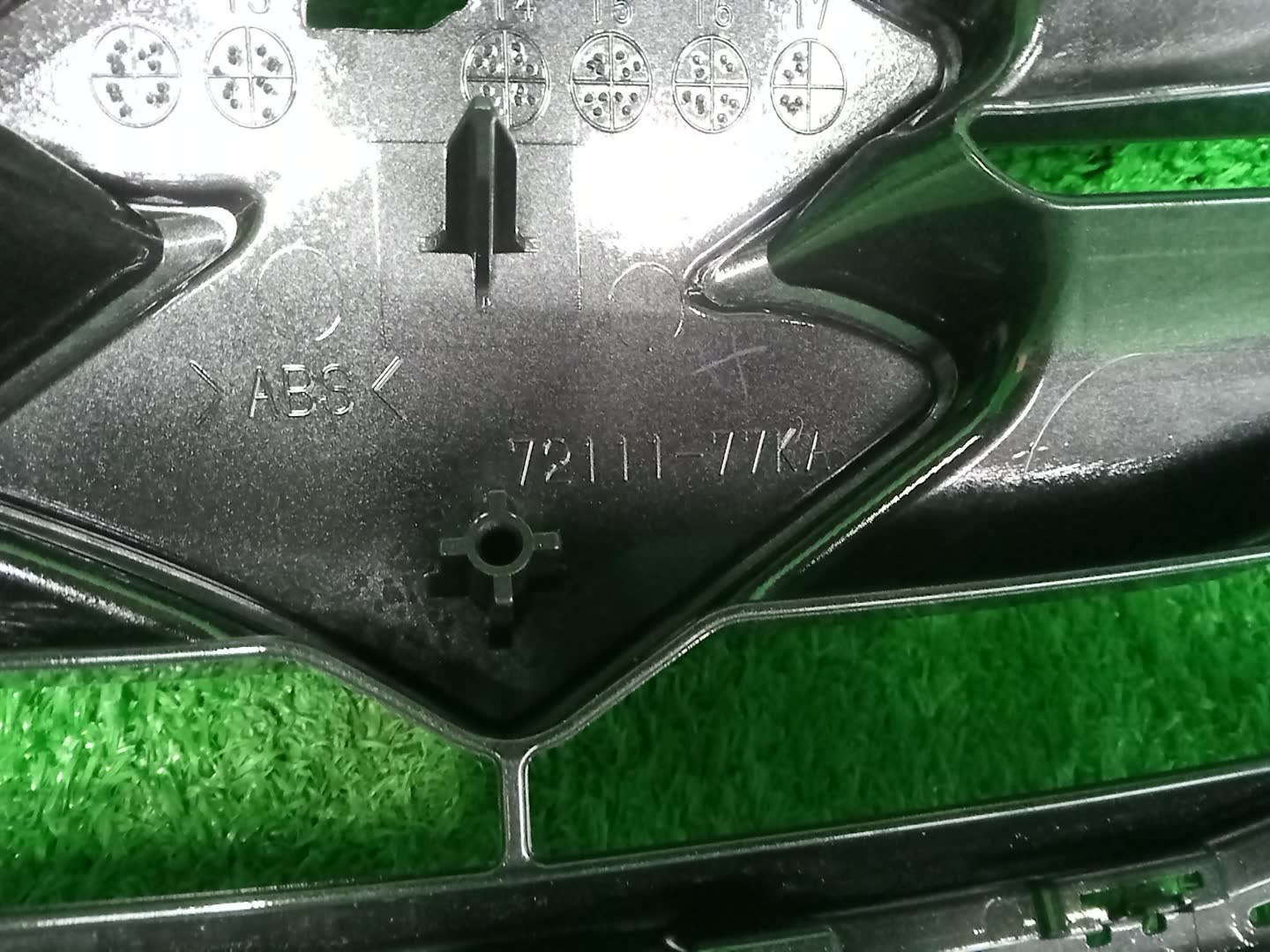 Решетка радиатора SUZUKI ESCUDO, GRAND VITARA TDB4W, TD94W, TD54W, TDA4W, TDB4, TE94, TD54, JT 72111-77KA0-38B 3 ракурс Решетка радиатора SUZUKI ESCUDO, GRAND VITARA TDB4W, TD94W, TD54W, TDA4W, TDB4, TE94, TD54, JT 72111-77KA0-38B 3 ракурс