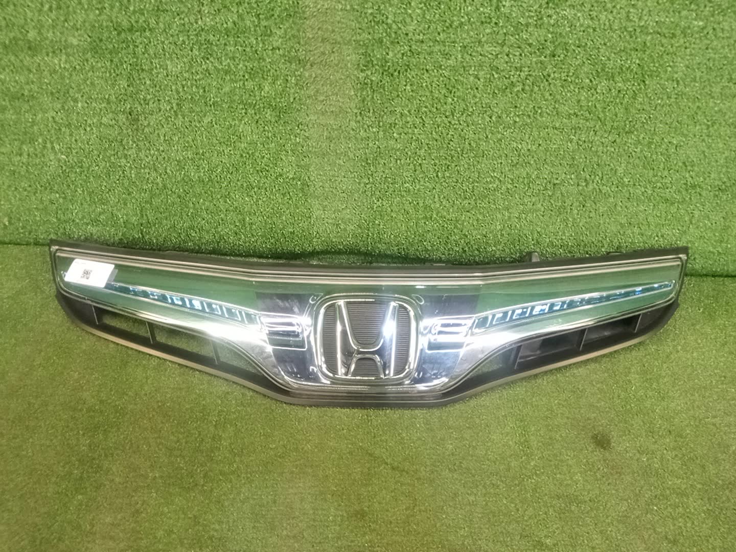 Решетка радиатора HONDA FIT GP1 71121-TF2-J01 1 ракурс