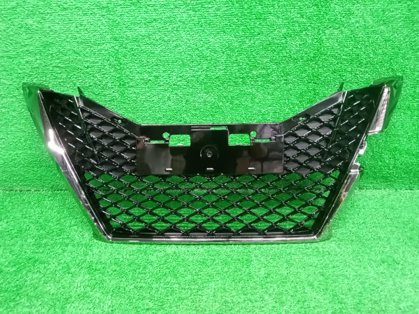 Решетка радиатора TOYOTA CROWN AWS210 53102-30180 1 ракурс