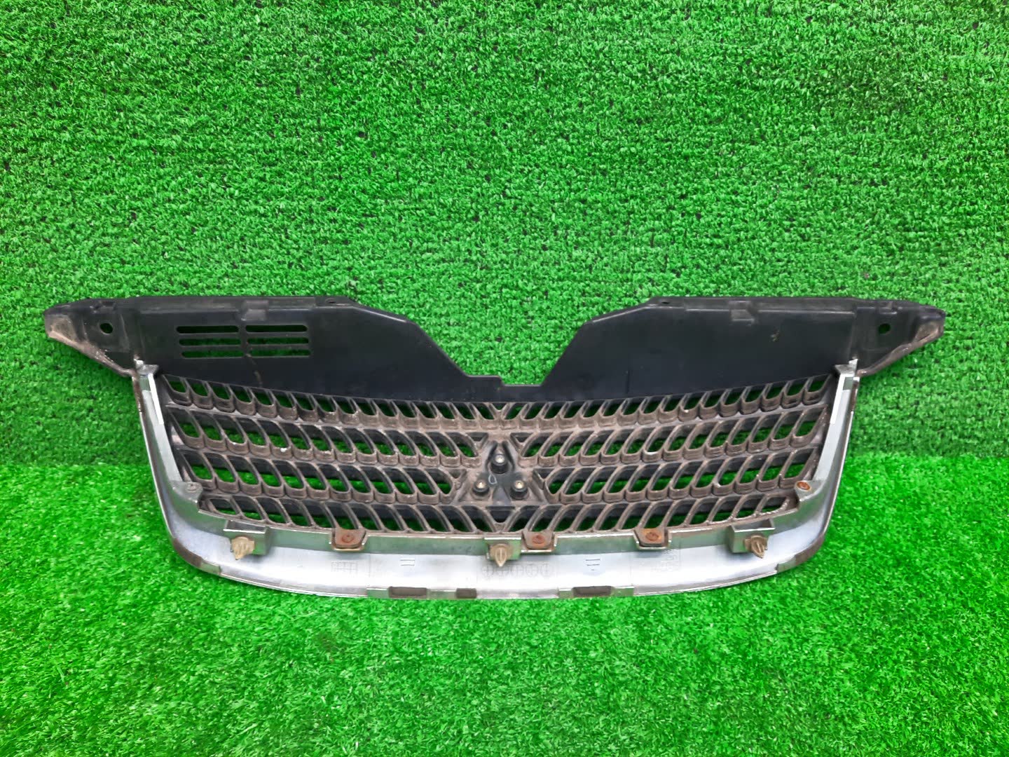 Решетка радиатора MITSUBISHI AIRTREK CU2W, CU4W MR598087 2 ракурс