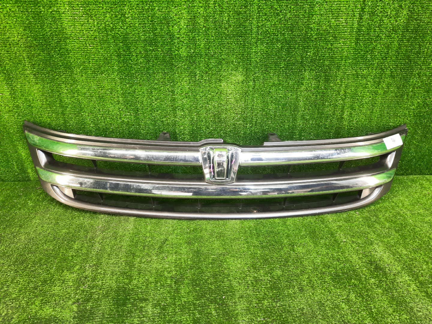 Решетка радиатора TOYOTA ISIS ZNM10, ZNM10W, ANM10, ANM10W, ANM15, ANM15W, ZGM10, ZGM10W, ZGM11, ZGM11W, ZGM15, ZGM15W, ANM10G, ZGM10G, ANM15G, ZNM10G, ZGM11G, ZGM15G 53101-44270 1 ракурс