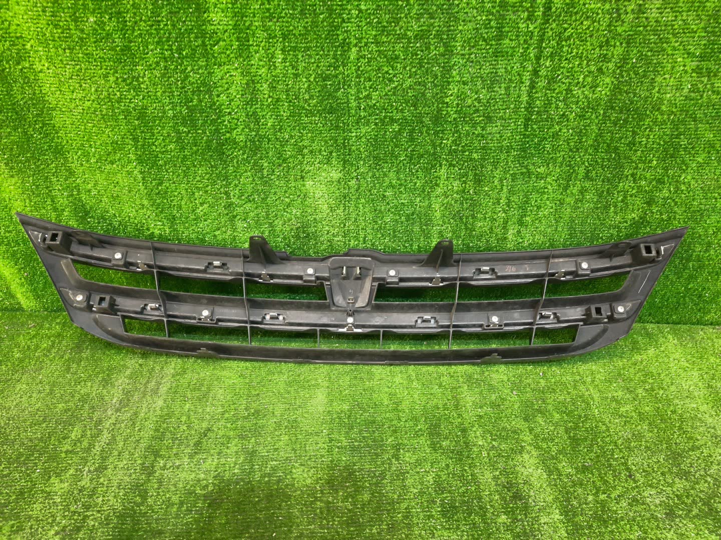 Решетка радиатора TOYOTA ISIS ZNM10, ZNM10W, ANM10, ANM10W, ANM15, ANM15W, ZGM10, ZGM10W, ZGM11, ZGM11W, ZGM15, ZGM15W, ANM10G, ZGM10G, ANM15G, ZNM10G, ZGM11G, ZGM15G 53101-44270 3 ракурс