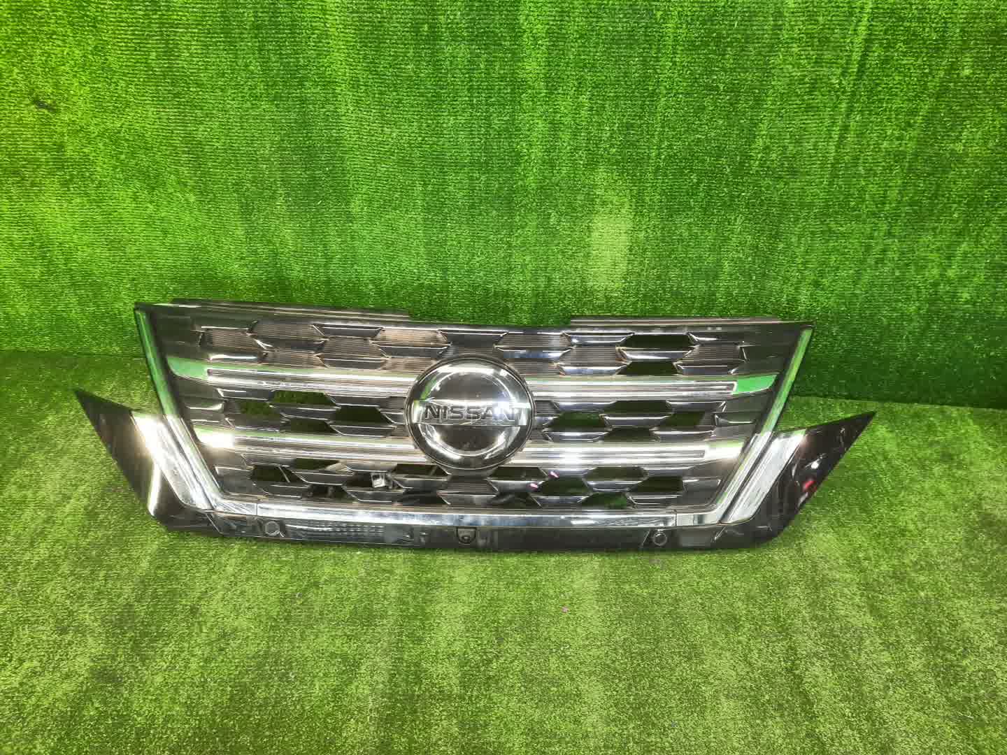 Решетка радиатора передняя NISSAN SERENA C27 62310-5TT0A 1 ракурс
