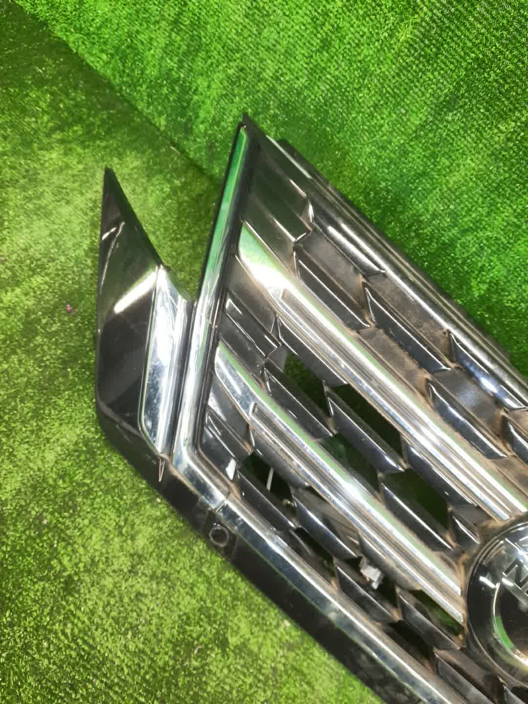 Решетка радиатора передняя NISSAN SERENA C27 62310-5TT0A 2 ракурс