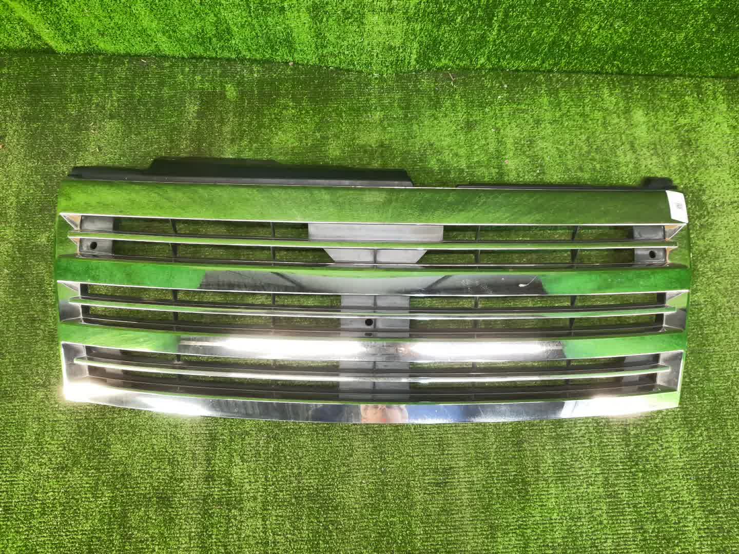 Решетка радиатора NISSAN ELGRAND E51 62310-1A511 1 ракурс