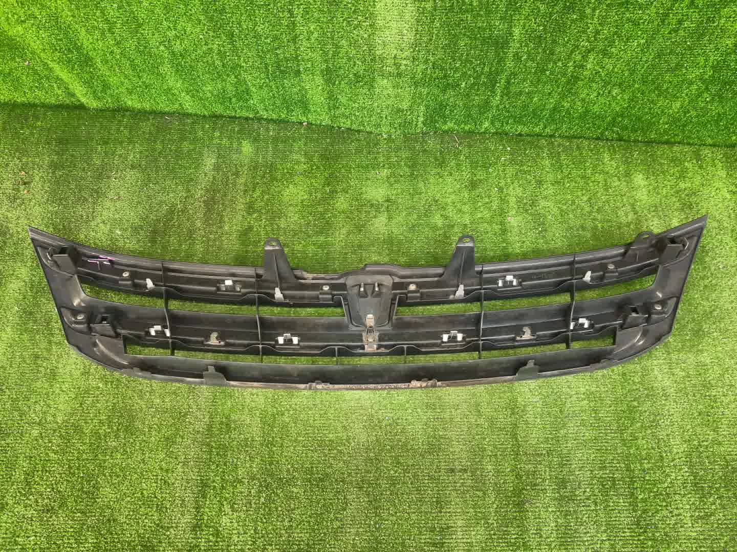 Решетка радиатора TOYOTA ISIS ZNM10, ZNM10W, ANM10, ANM10W, ANM15, ANM15W, ZGM10, ZGM10W, ZGM11, ZGM11W, ZGM15, ZGM15W, ANM10G, ZGM10G, ANM15G, ZNM10G, ZGM11G, ZGM15G 53101-44270 2 ракурс