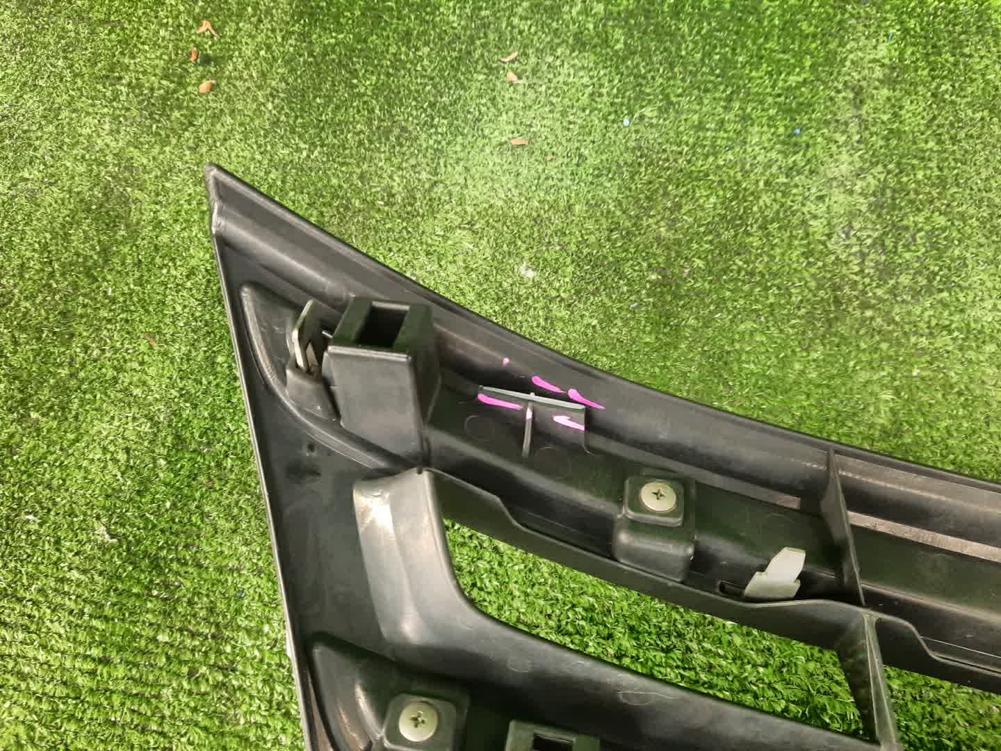 Решетка радиатора TOYOTA ISIS ZNM10, ZNM10W, ANM10, ANM10W, ANM15, ANM15W, ZGM10, ZGM10W, ZGM11, ZGM11W, ZGM15, ZGM15W, ANM10G, ZGM10G, ANM15G, ZNM10G, ZGM11G, ZGM15G 53101-44270 3 ракурс