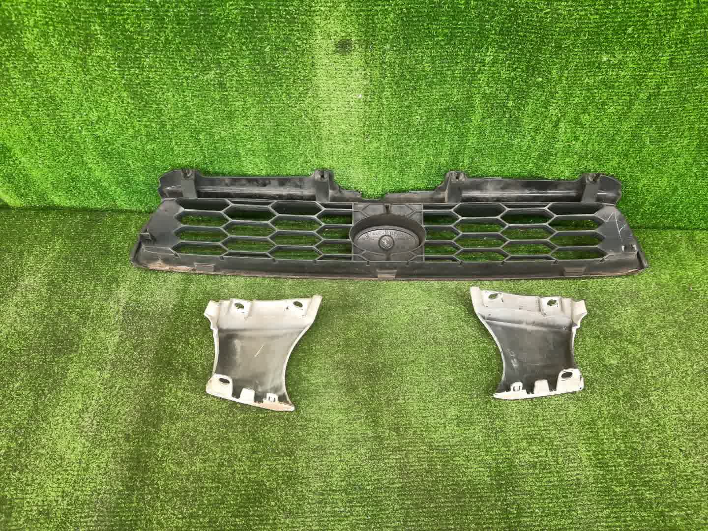 Решетка радиатора SUBARU IMPREZA GG2, GG9, GG3, GGA 91121FE000 2 ракурс