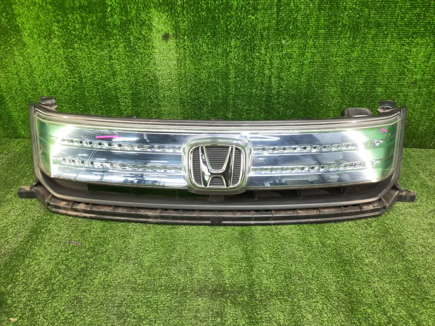 Решетка радиатора HONDA FREED SPIKE GP3 71121-SWZ-003 1 ракурс