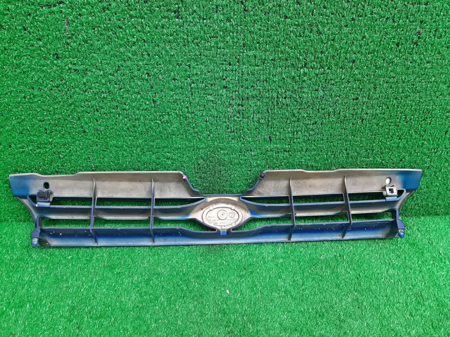 Решетка радиатора передняя SUBARU IMPREZA GC8, GF2, GF3, GF5, GF8, GF1, GF4, GC1, GF6, GC4, GC6 2 ракурс