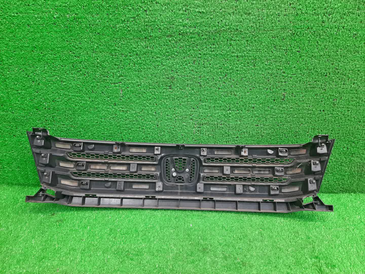 Решетка радиатора передняя HONDA FREED SPIKE GB3 71121-SFM-003 2 ракурс