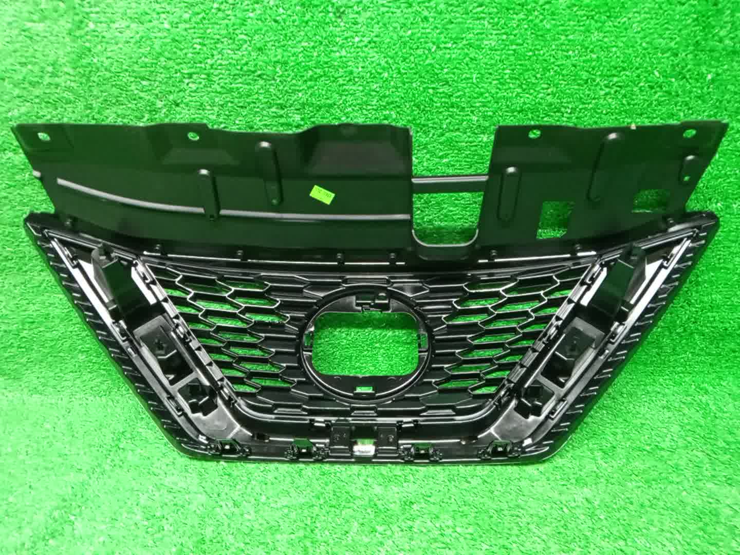 Решетка радиатора NISSAN QASHQAI J11 62310-HV32B 4 ракурс