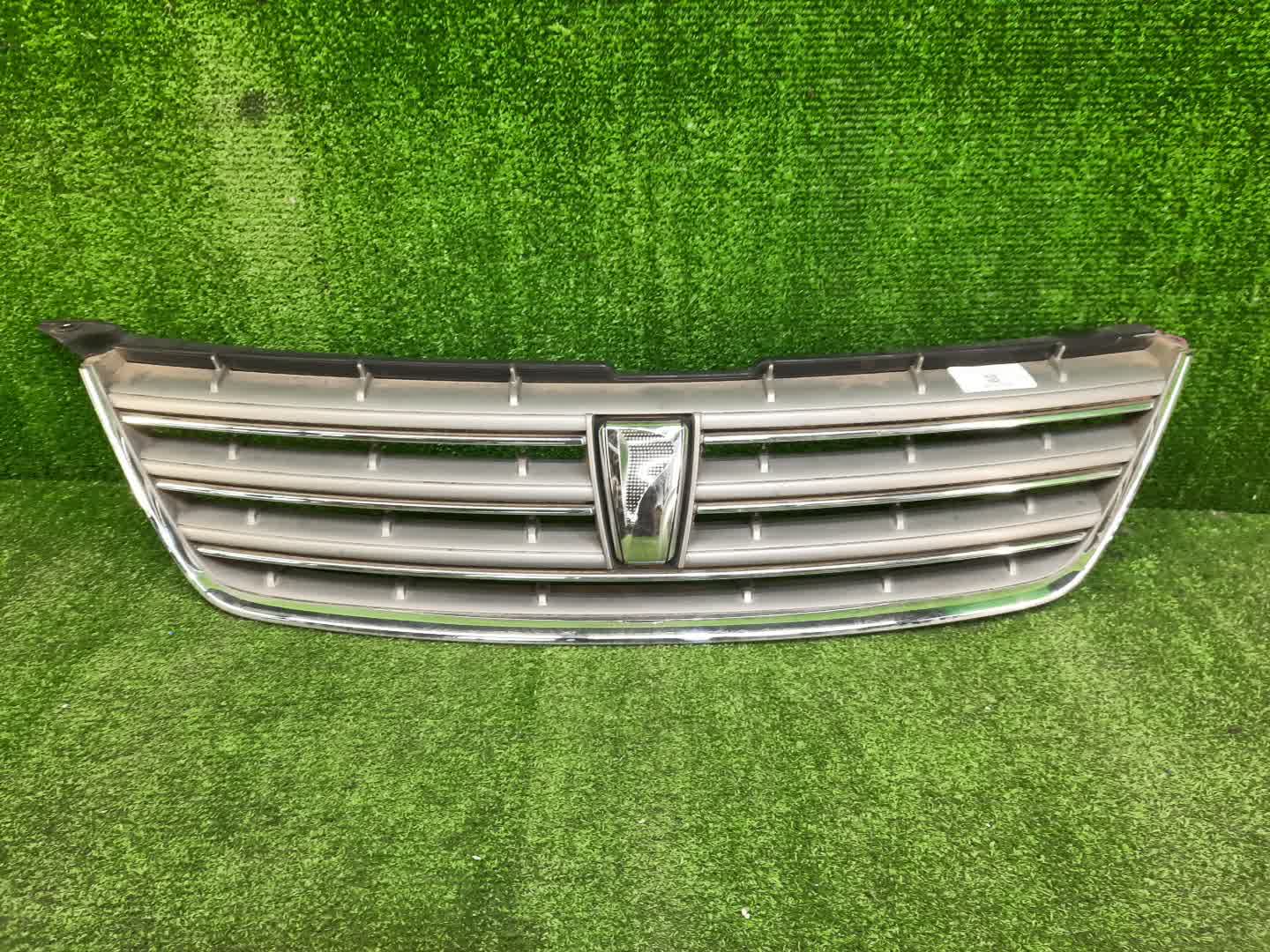 Решетка радиатора TOYOTA PREMIO ZZT240, NZT240, AZT240, ZZT245 53111-20A00 1 ракурс