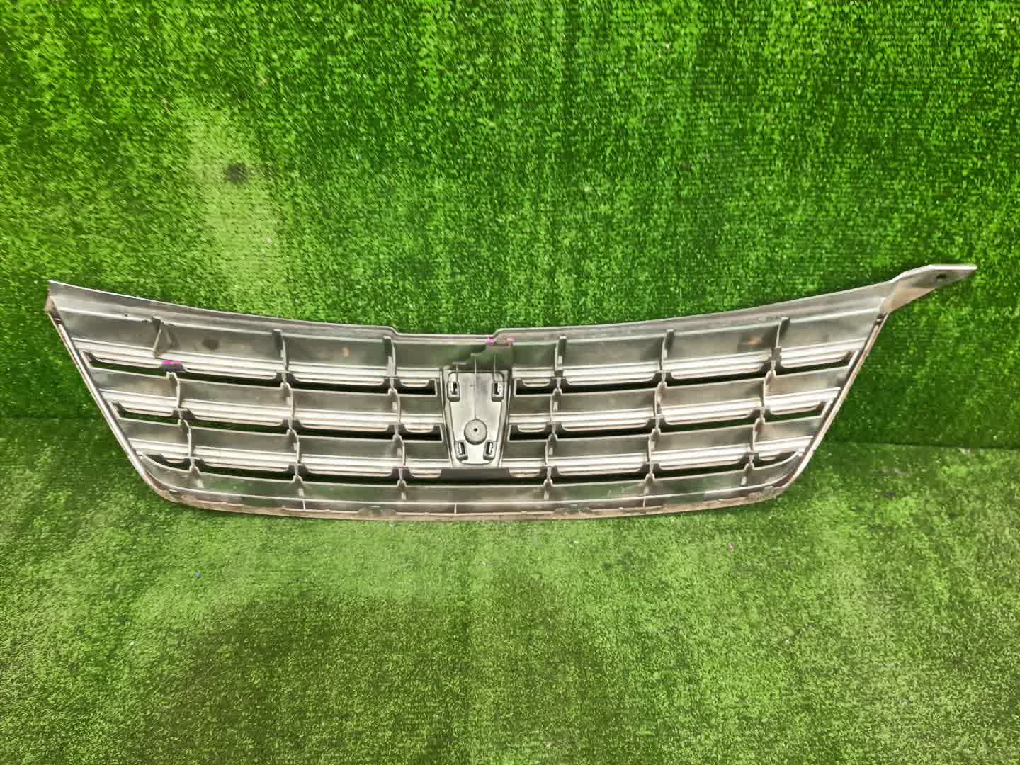 Решетка радиатора TOYOTA PREMIO ZZT240, NZT240, AZT240, ZZT245 53111-20A00 4 ракурс