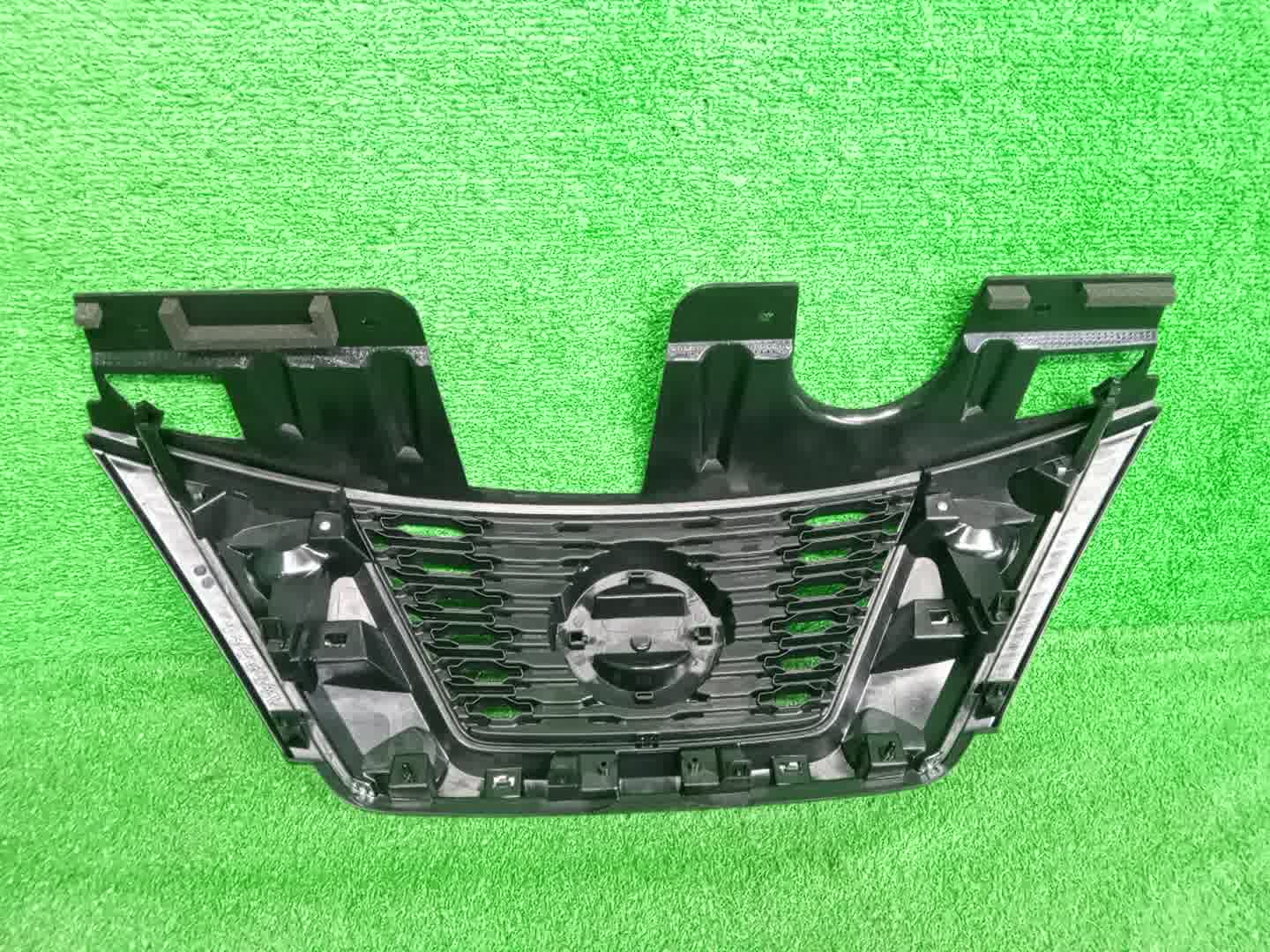 Решетка радиатора NISSAN X-TRAIL HT32, T32, HNT32, NT32 62310-6FR6A 3 ракурс