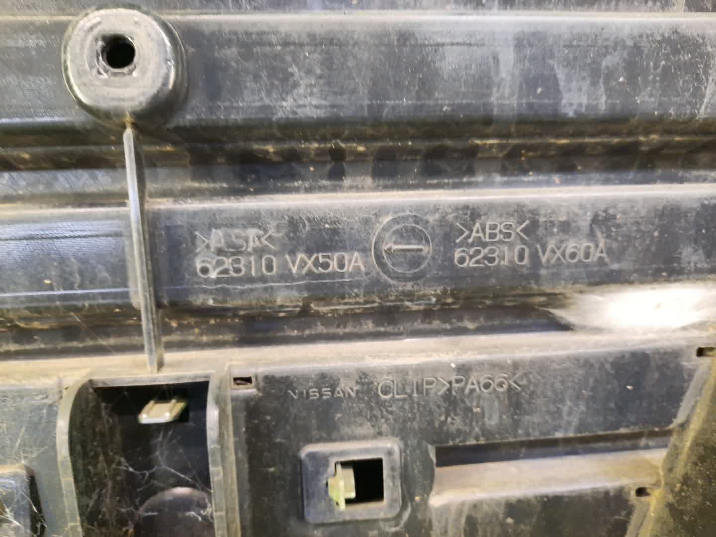 Решетка радиатора NISSAN CARAVAN E25 62310-VX50A 3 ракурс