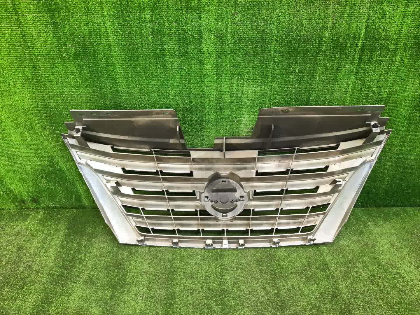 Решетка радиатора NISSAN SERENA C26 62310-3GS0A 2 ракурс