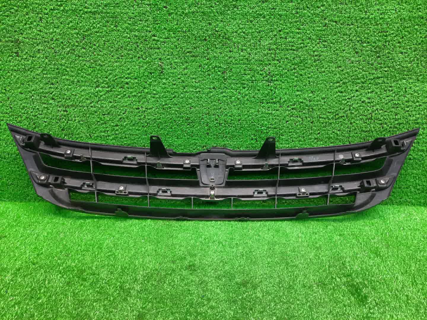 Решетка радиатора TOYOTA ISIS ZNM10, ZNM10W, ANM10, ANM10W, ANM15, ANM15W, ZGM10, ZGM10W, ZGM11, ZGM11W, ZGM15, ZGM15W, ANM10G, ZGM10G, ANM15G, ZNM10G, ZGM11G, ZGM15G 53101-77270 3 ракурс