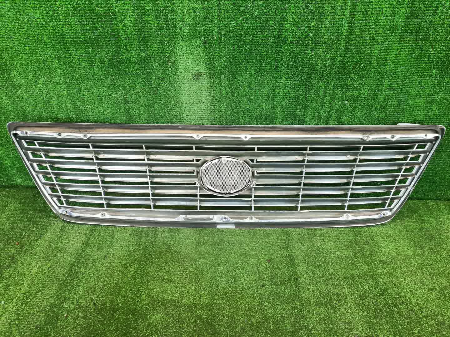Решетка радиатора TOYOTA CELSIOR, LS430 UCF31, UCF30 3 ракурс