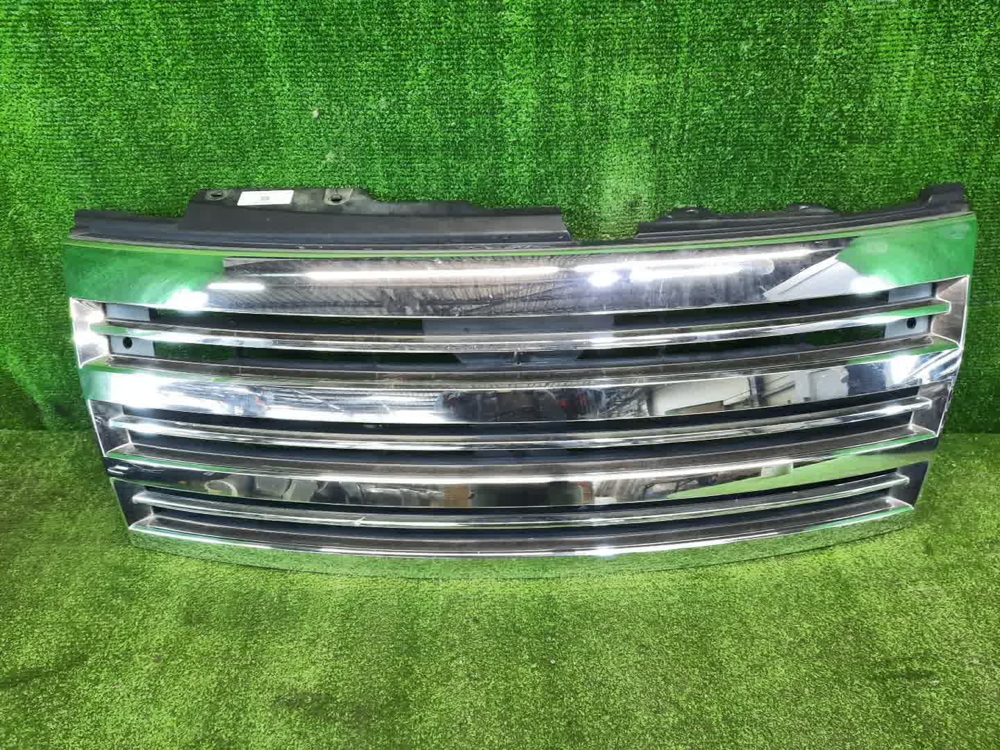Решетка радиатора NISSAN ELGRAND E51 62310-1A511 1 ракурс