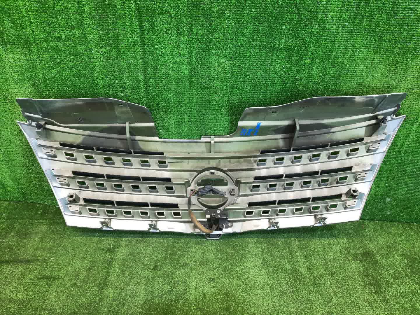 Решетка радиатора NISSAN SERENA C25 62310-1GK8A 3 ракурс