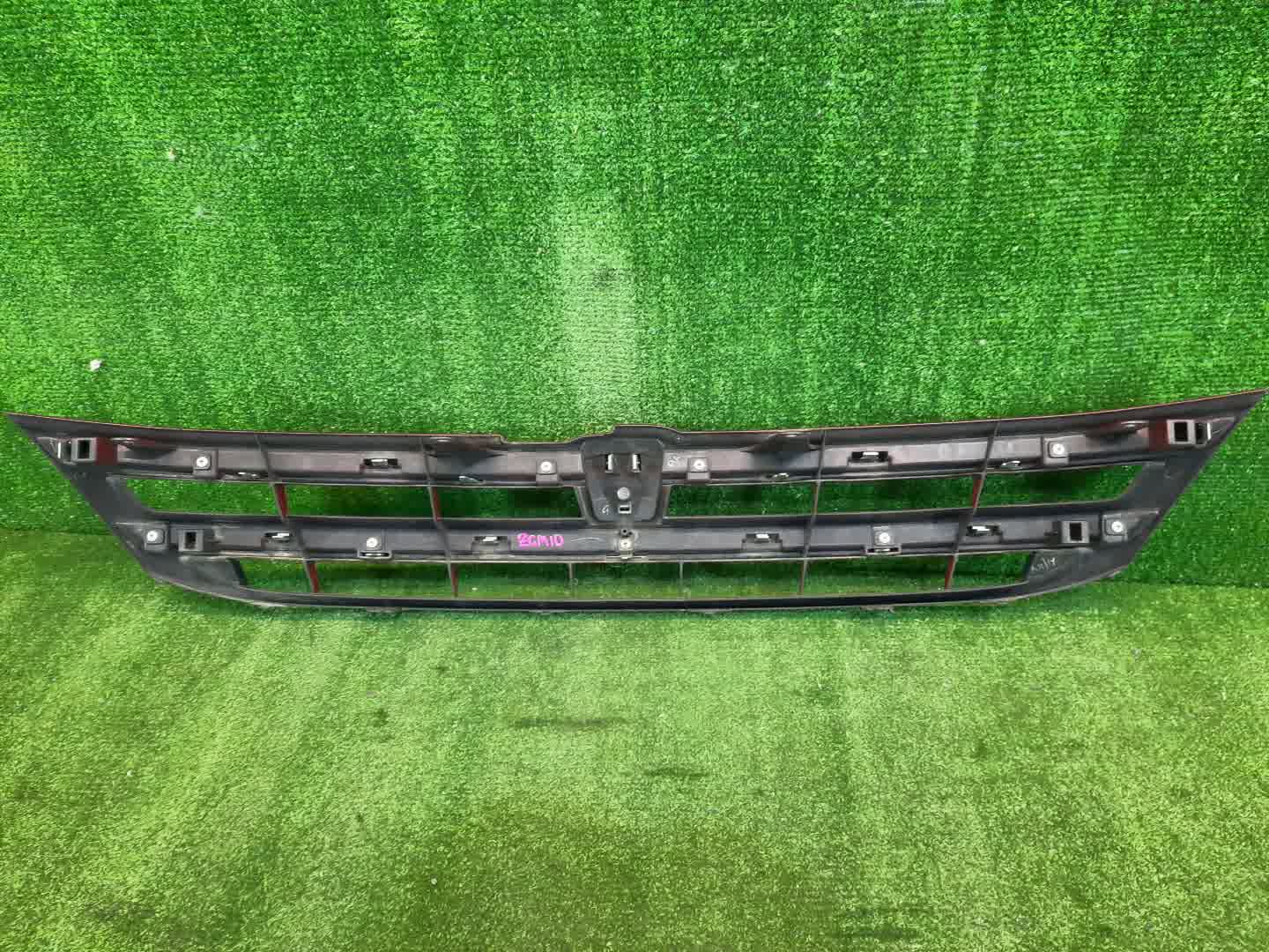 Решетка радиатора TOYOTA ISIS ZNM10, ZNM10W, ANM10, ANM10W, ANM15, ANM15W, ZGM10, ZGM10W, ZGM11, ZGM11W, ZGM15, ZGM15W, ANM10G, ZGM10G, ANM15G, ZNM10G, ZGM11G, ZGM15G 53101-44270 2 ракурс