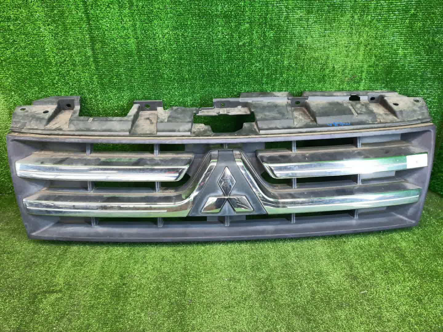 Решетка радиатора MITSUBISHI PAJERO V87W, V83W, V93W, V97W, V98W 7450A150 1 ракурс