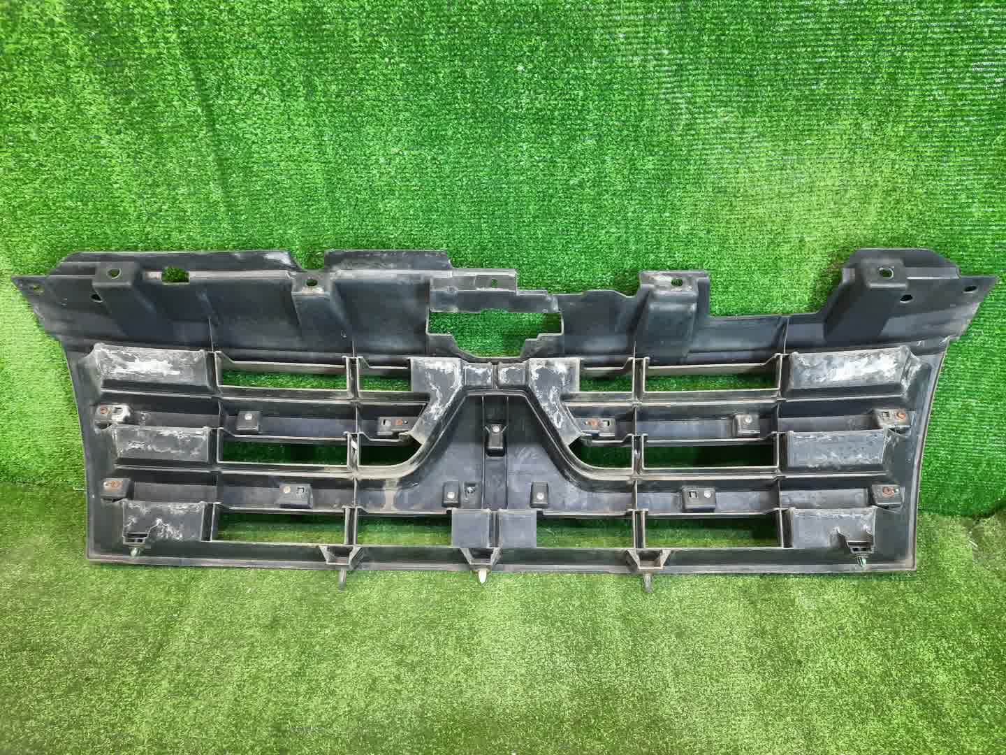 Решетка радиатора MITSUBISHI PAJERO V87W, V83W, V93W, V97W, V98W 7450A150 3 ракурс