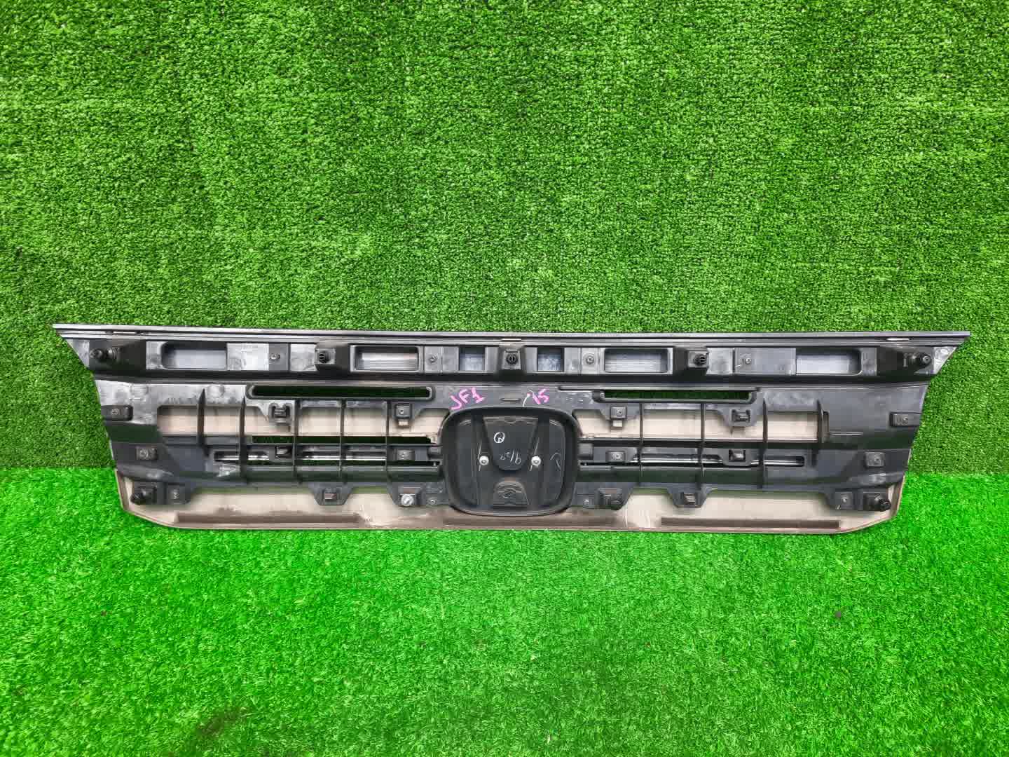 Решетка радиатора HONDA N-BOX JF1 2 ракурс