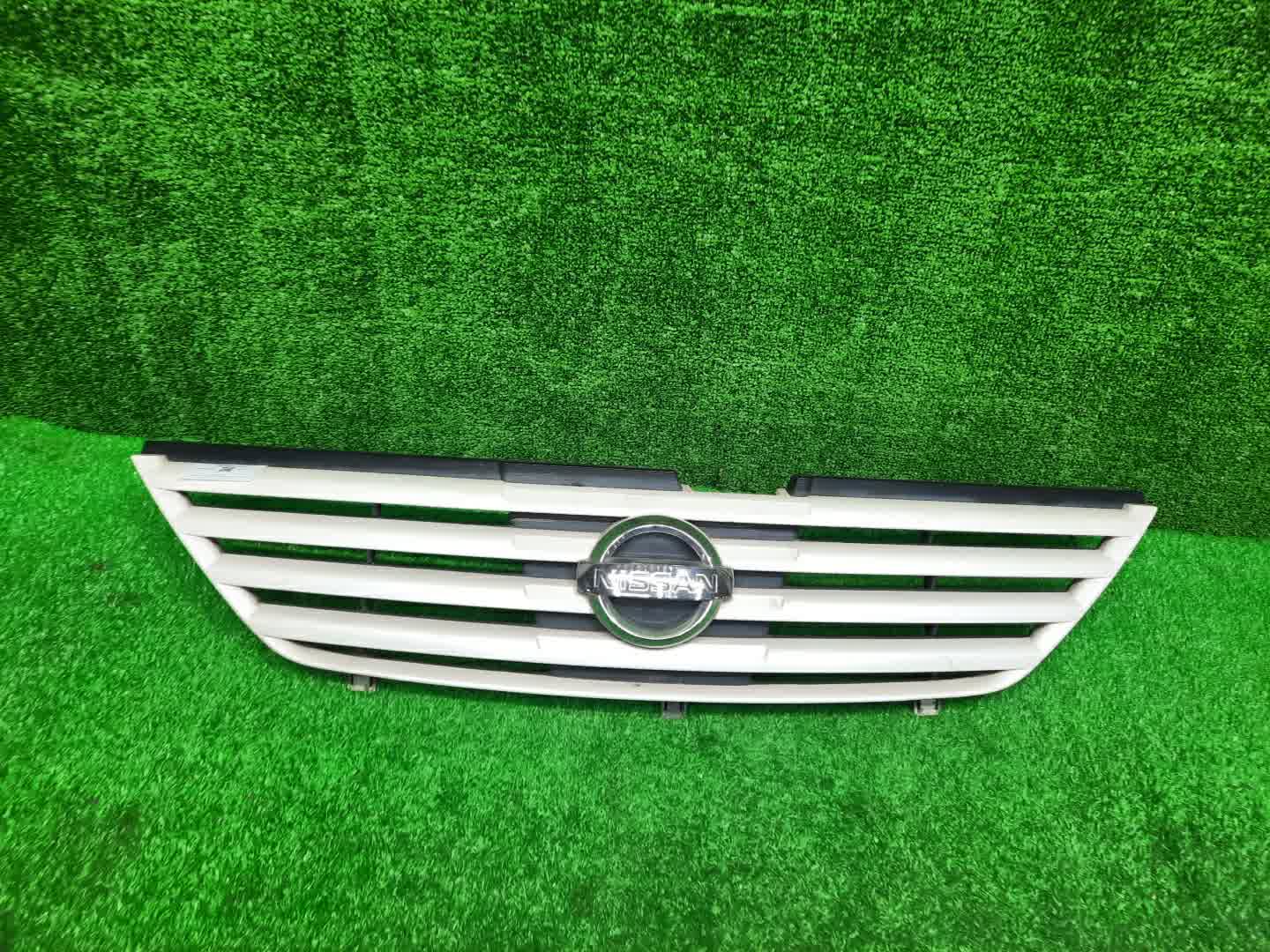 Решетка радиатора NISSAN SERENA TNC24, TC24, RC24, PC24, PNC24, VC24, VNC24 62310-CX001 1 ракурс