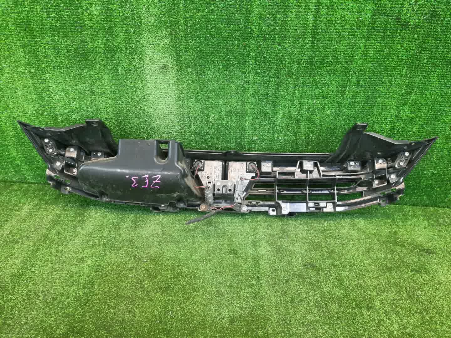 Решетка радиатора HONDA INSIGHT ZE3, ZE2 71126-TM9-J0 5 ракурс