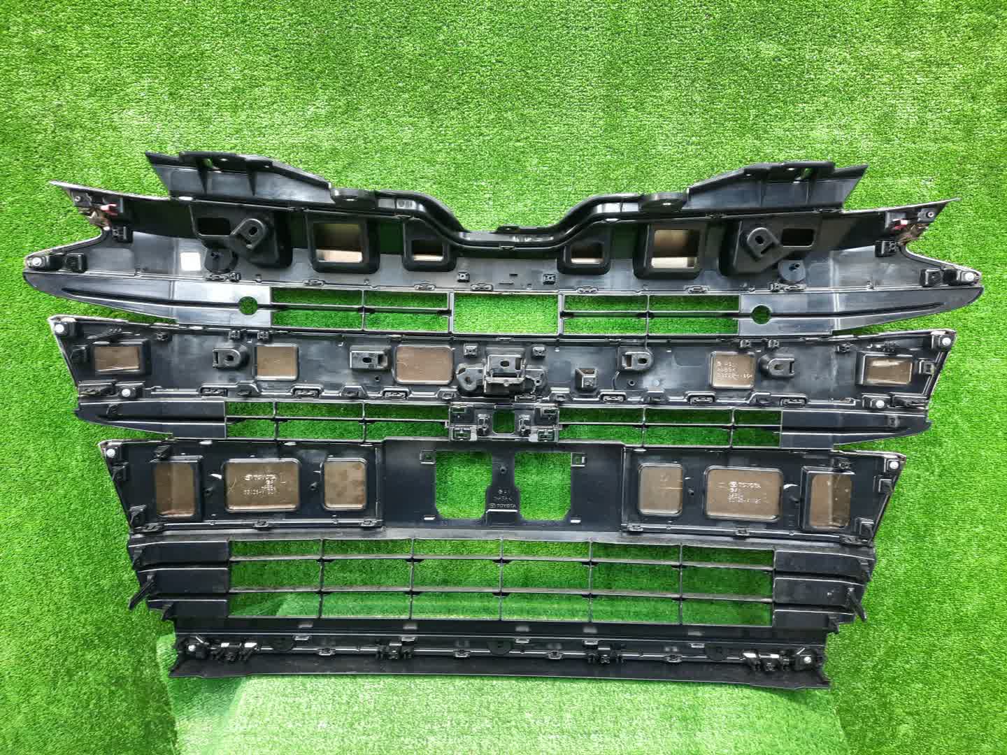 Решетка радиатора TOYOTA NOAH ZWR90W 53101-V1020 3 ракурс
