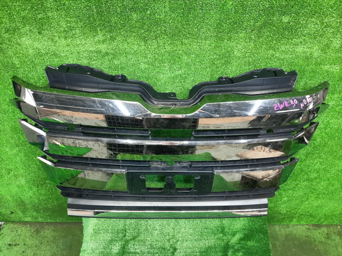 Решетка радиатора TOYOTA NOAH ZWR90W 53101-V1020 2 ракурс