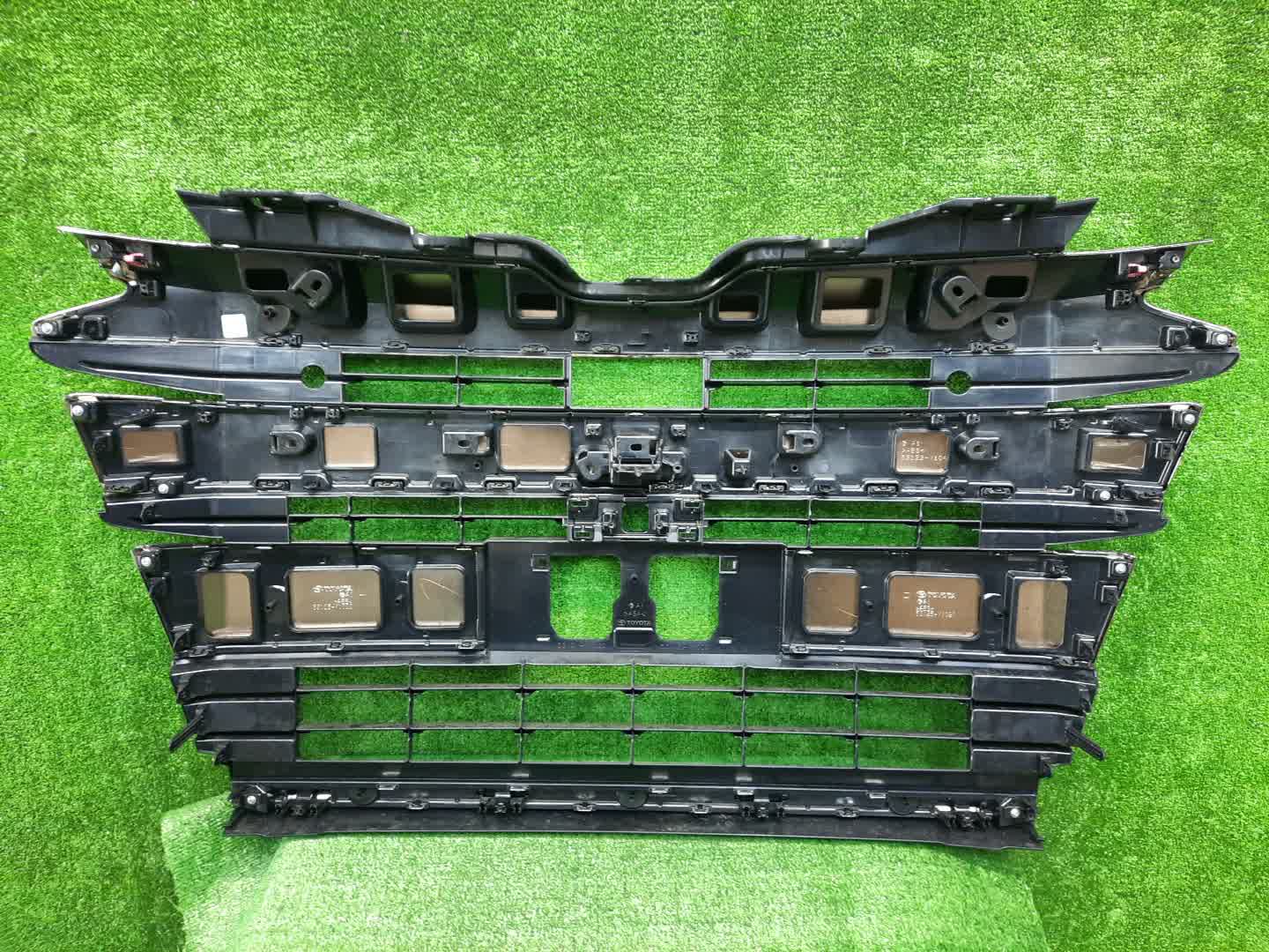Решетка радиатора TOYOTA NOAH ZWR90W 53101-V1020 3 ракурс