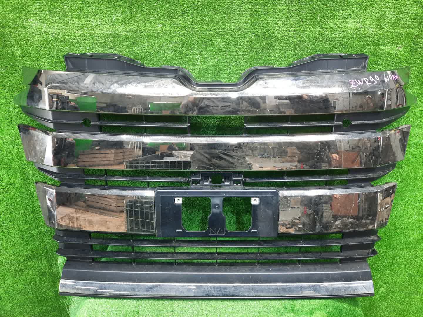 Решетка радиатора TOYOTA NOAH ZWR90W 53101-V1020 1 ракурс