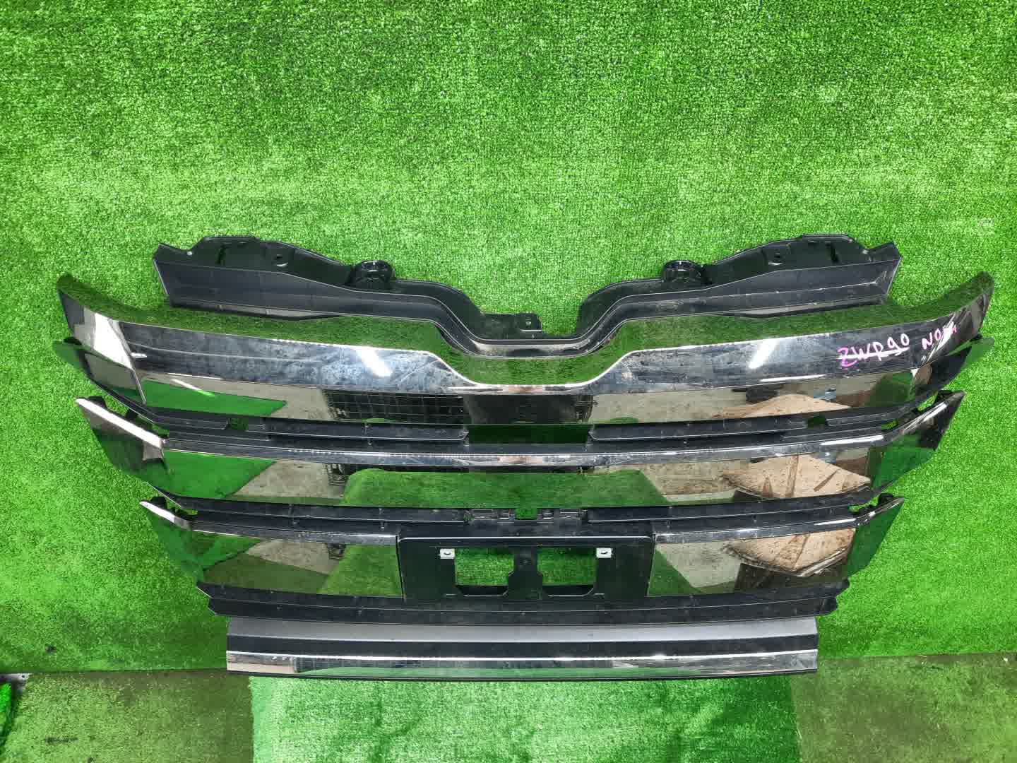 Решетка радиатора TOYOTA NOAH ZWR90W 53101-V1020 2 ракурс