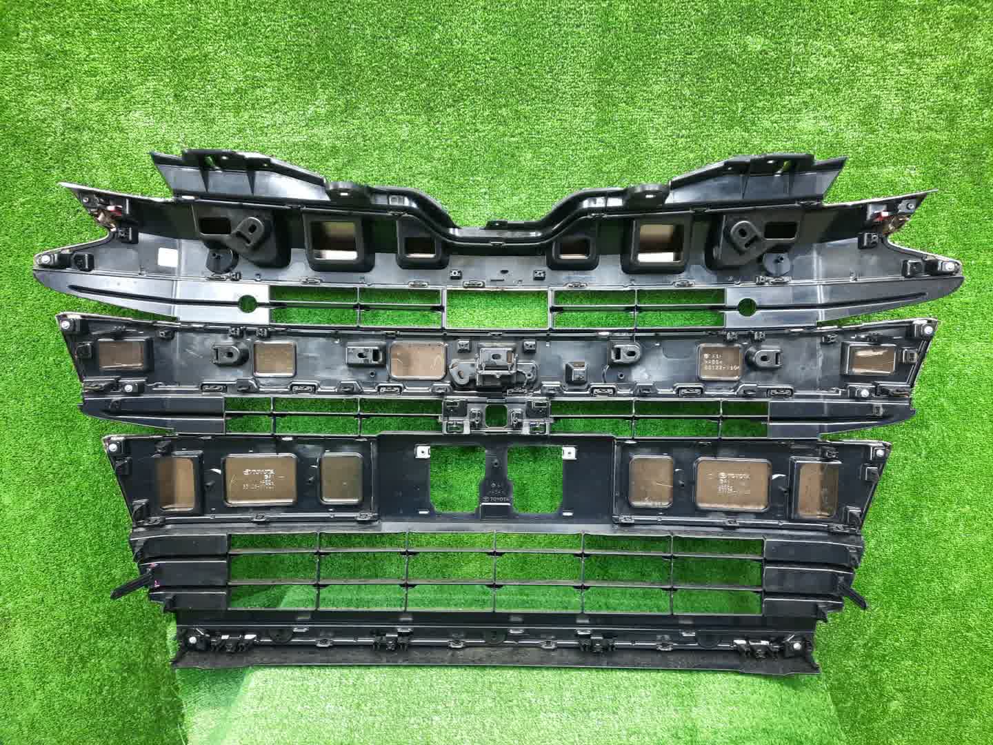 Решетка радиатора TOYOTA NOAH ZWR90W 53101-V1020 3 ракурс