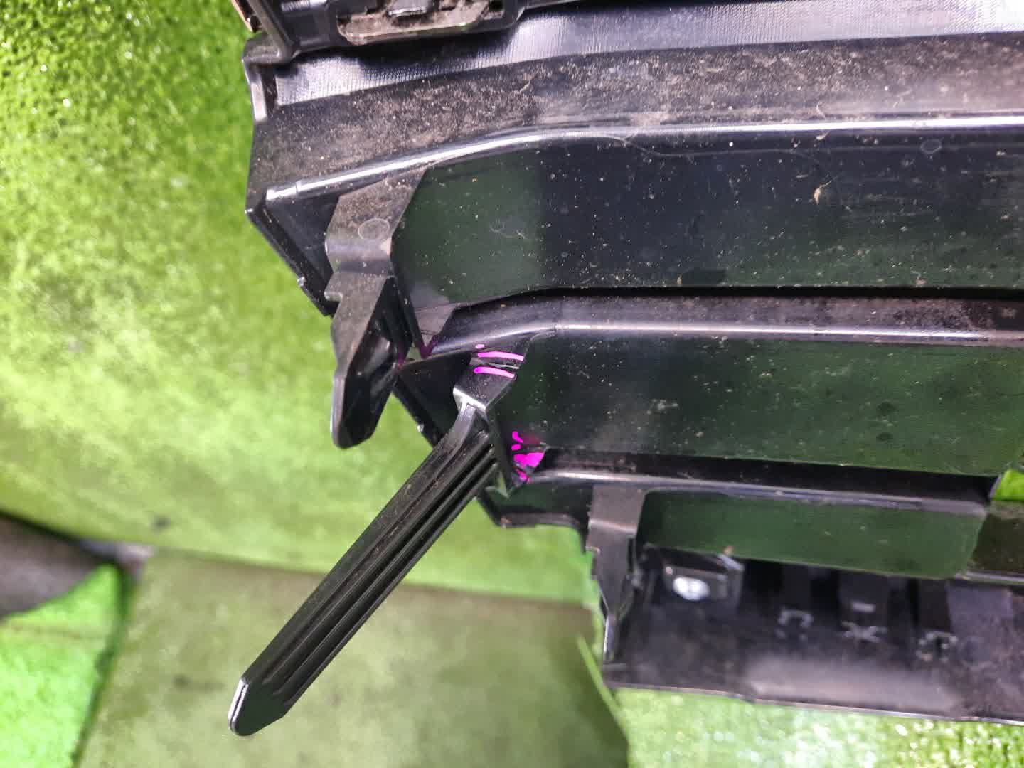 Решетка радиатора TOYOTA NOAH ZWR90W 53101-V1020 4 ракурс